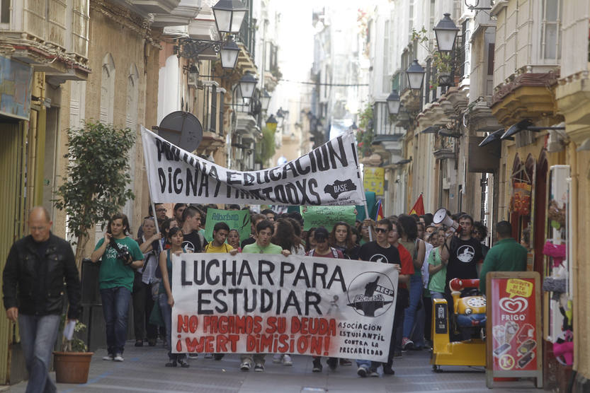 Los universitarios gaditanos se concentran a favor de la escuela pública