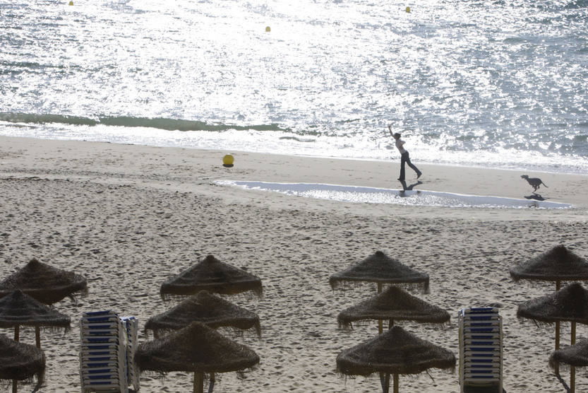 Preparativos estivales en las playas de Cádiz
