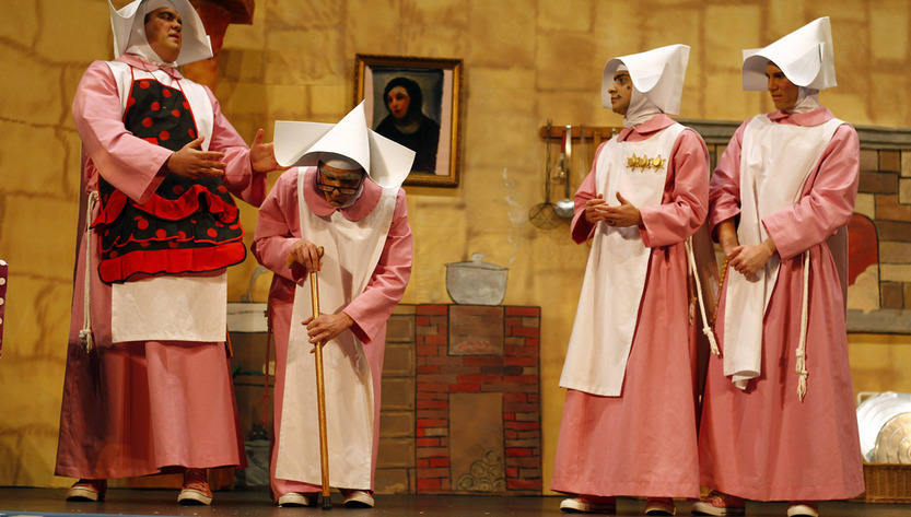 A Dios rogando y con el mazo dando