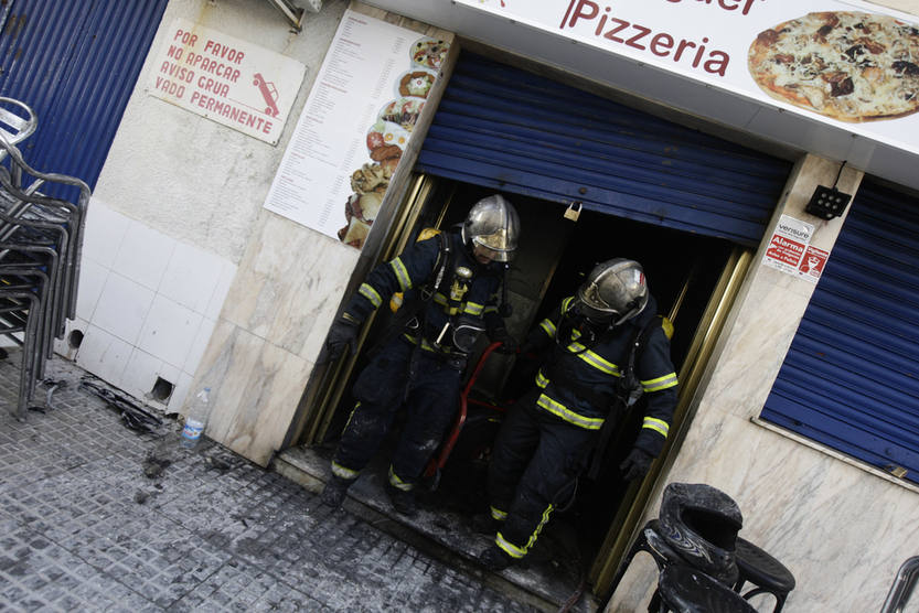 Incendio en una hamburguesería en la calle Nereidas de Cádiz