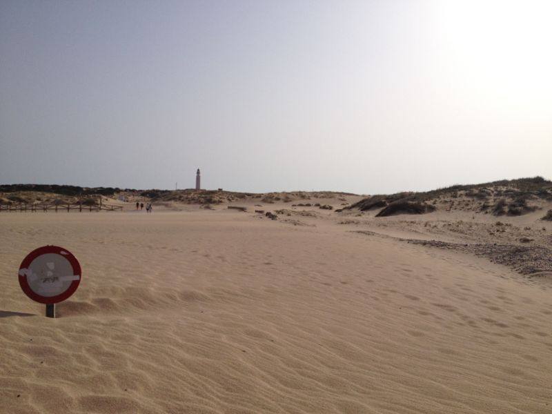 Las dunas se 'tragan' la carretera de acceso al faro de Los Caños