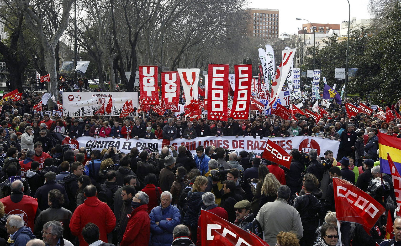 Miles de personas claman contra los recortes y el paro