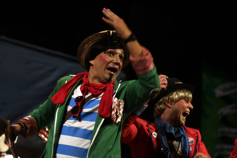 Chirigota Los erasmus pocos y parió la abuela -Final del Concurso de Carnaval 2013-