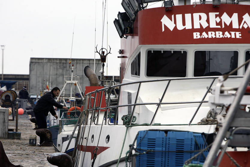 La flota pesquera de Barbate permanece amarrada en puerto