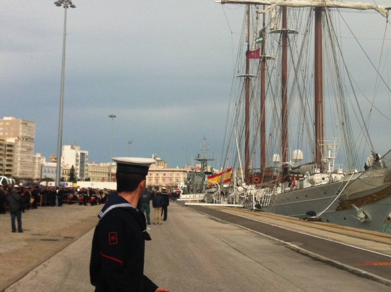 Despedida del Juan Sebastián de Elcano en Cádiz