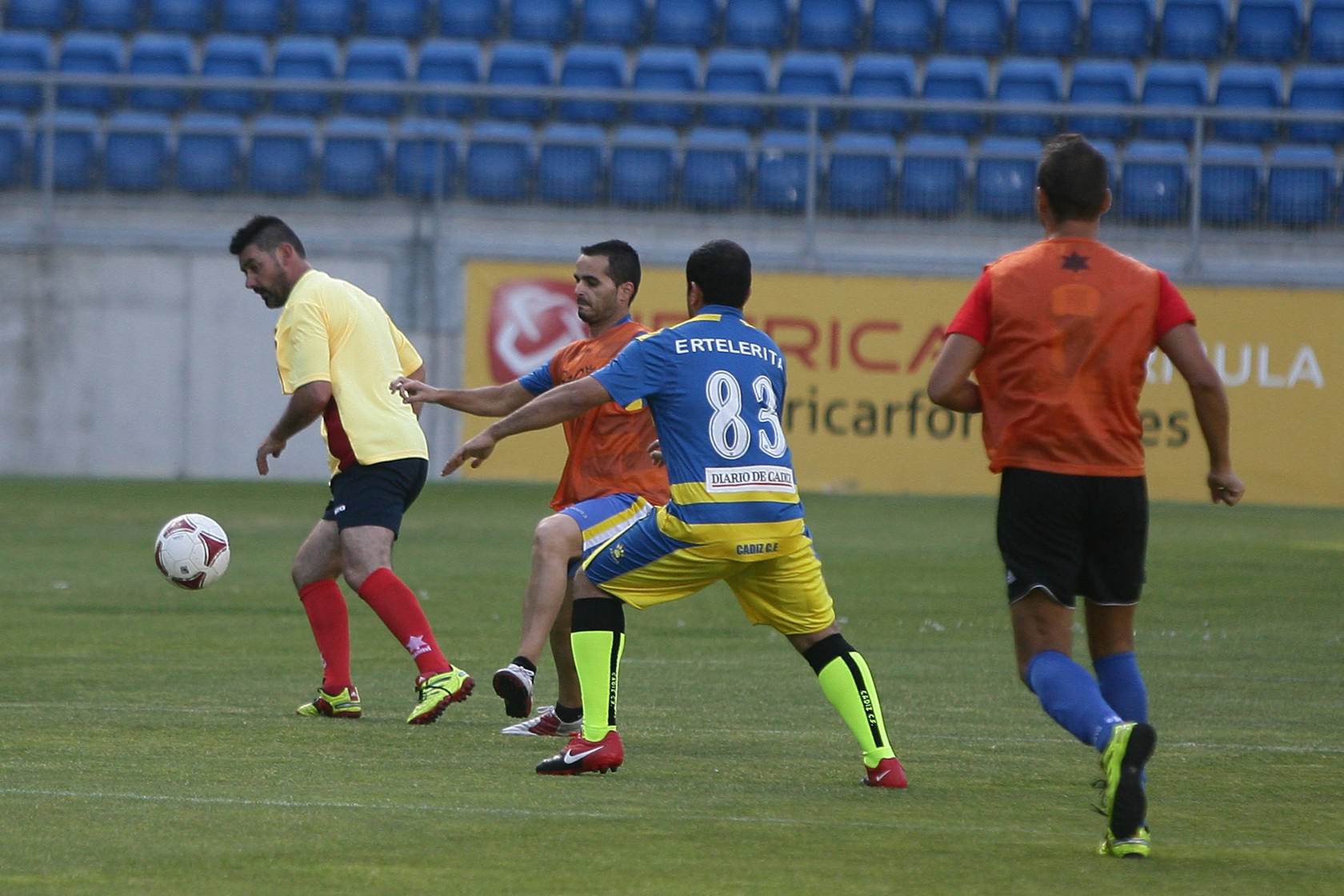 Un grupo de aficionados del Cádiz alquila El Carranza para jugar un partido