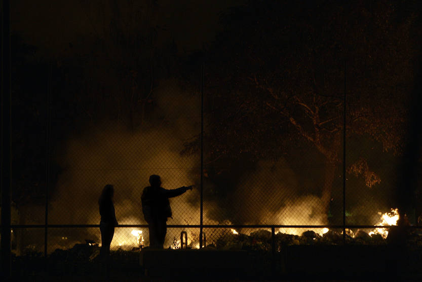 Vecinos de Jerez incendian contenedores por segunda noche durante la huelga de basura