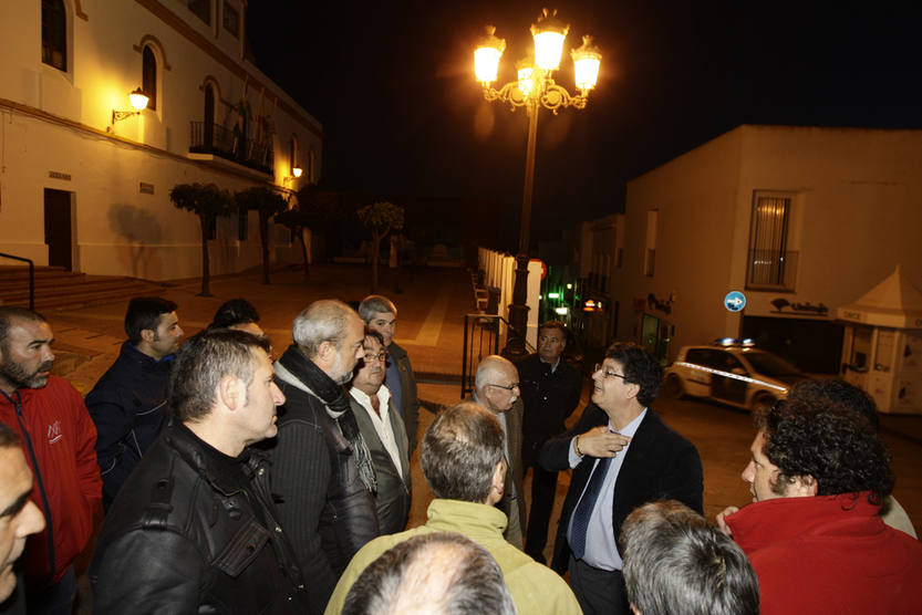 Los extrabajadores de Delphi siguieron ayer a Valderas hasta Conil