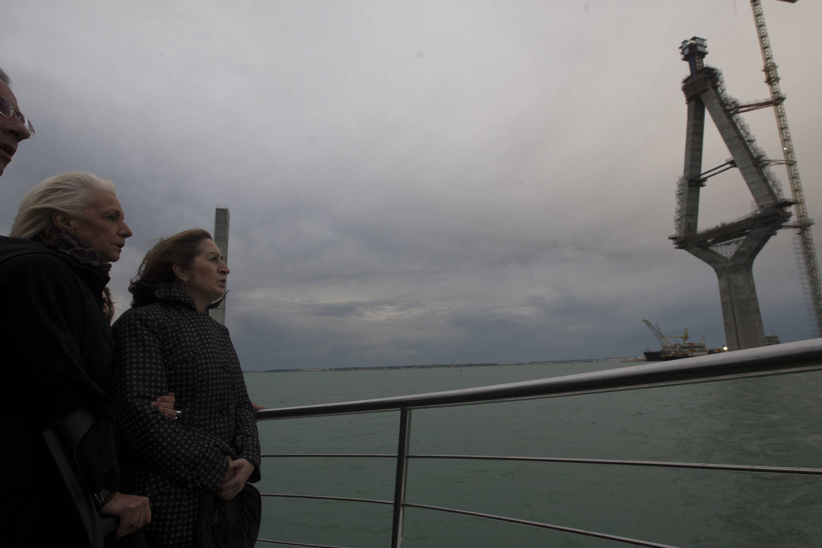 Ana Pastor visita las obras del segundo puente en Cádiz