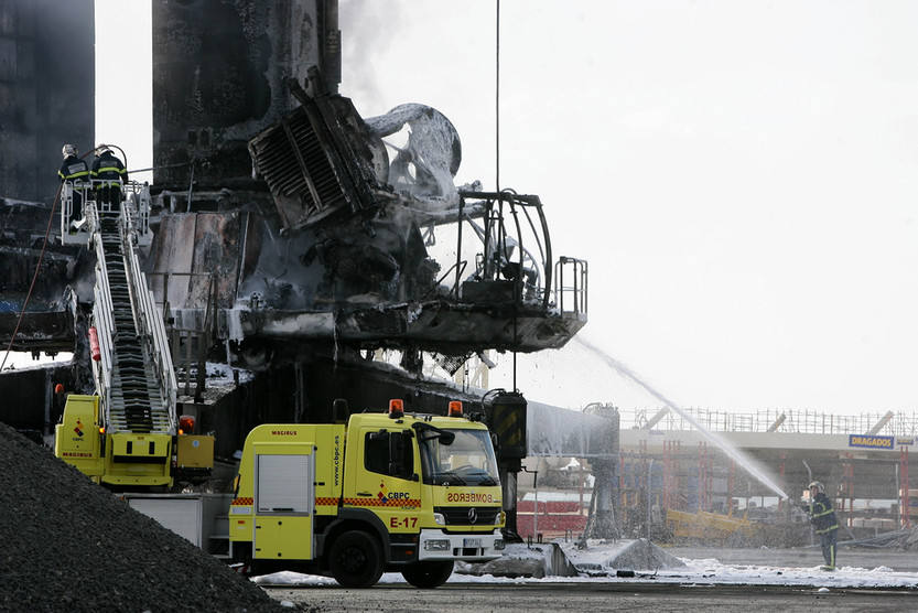 Incendio en una grúa del muelle de la Cabezuela