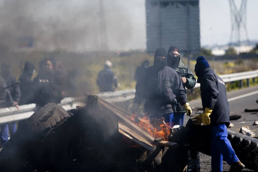 Trabajadores de astilleros cortan el puente Carranza