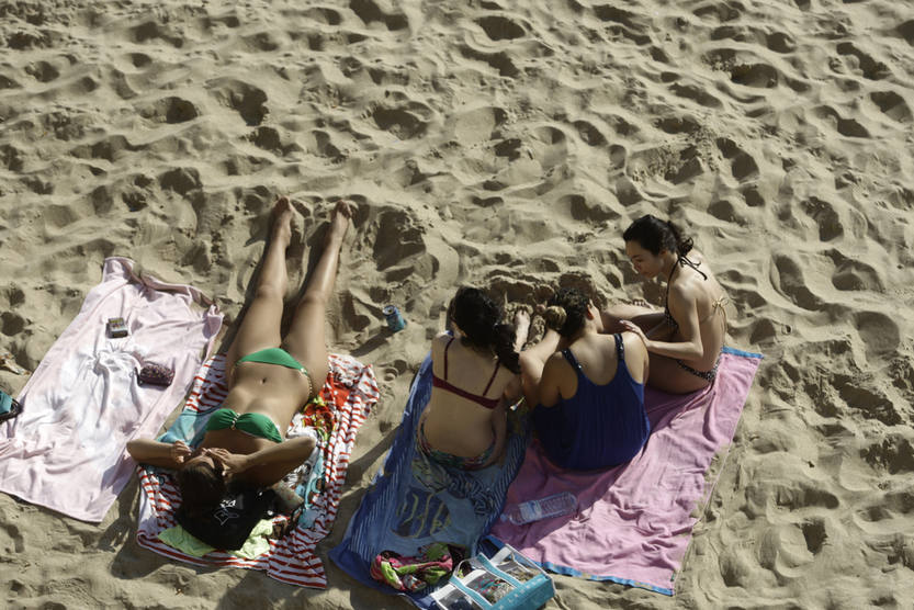 El viento no desluce la jornada de playa en Cádiz