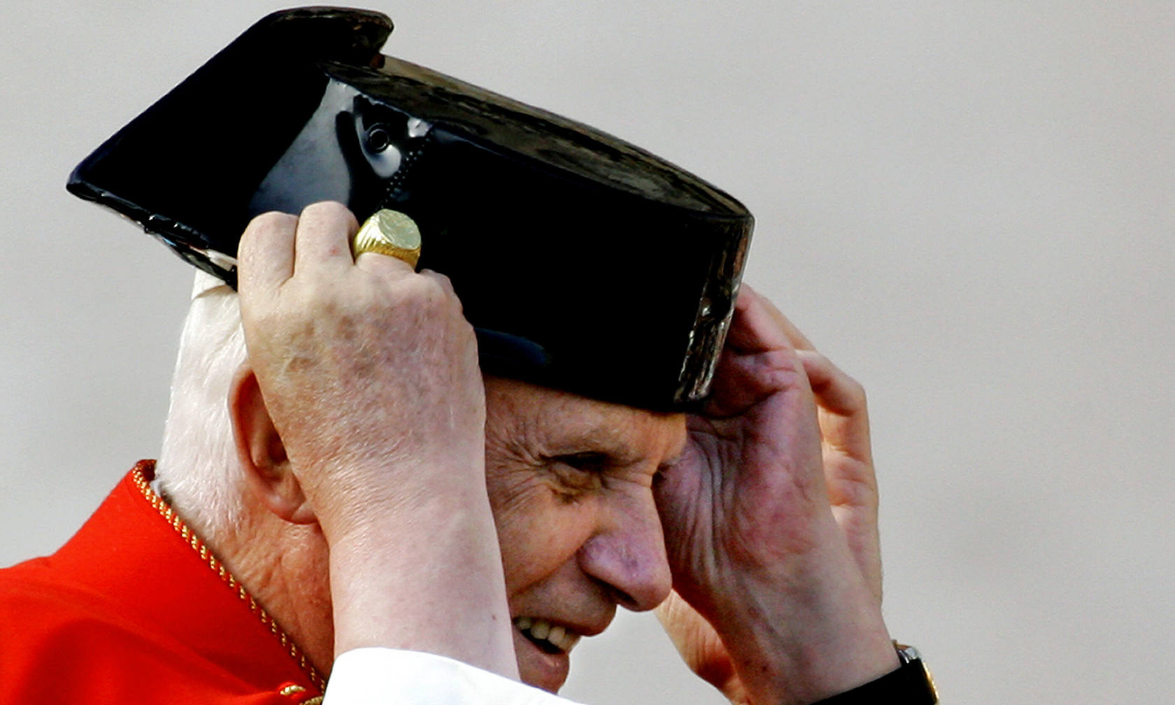 Benedicto XVI, el mundo por sombrero