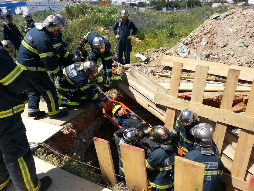 Bomberos de la provincia practican técnicas de salvamento en Chiclana