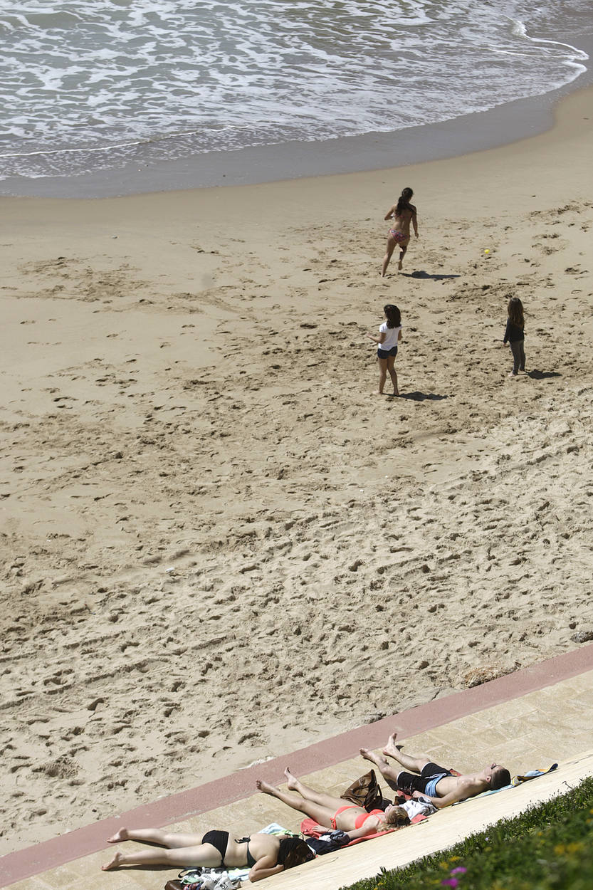 Los gaditanos disfrutan del comienzo de la primavera